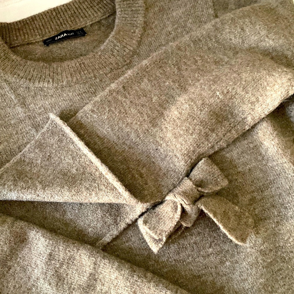 Zara Knit Sweater with split cuffs (bow detail) and longer hem in back